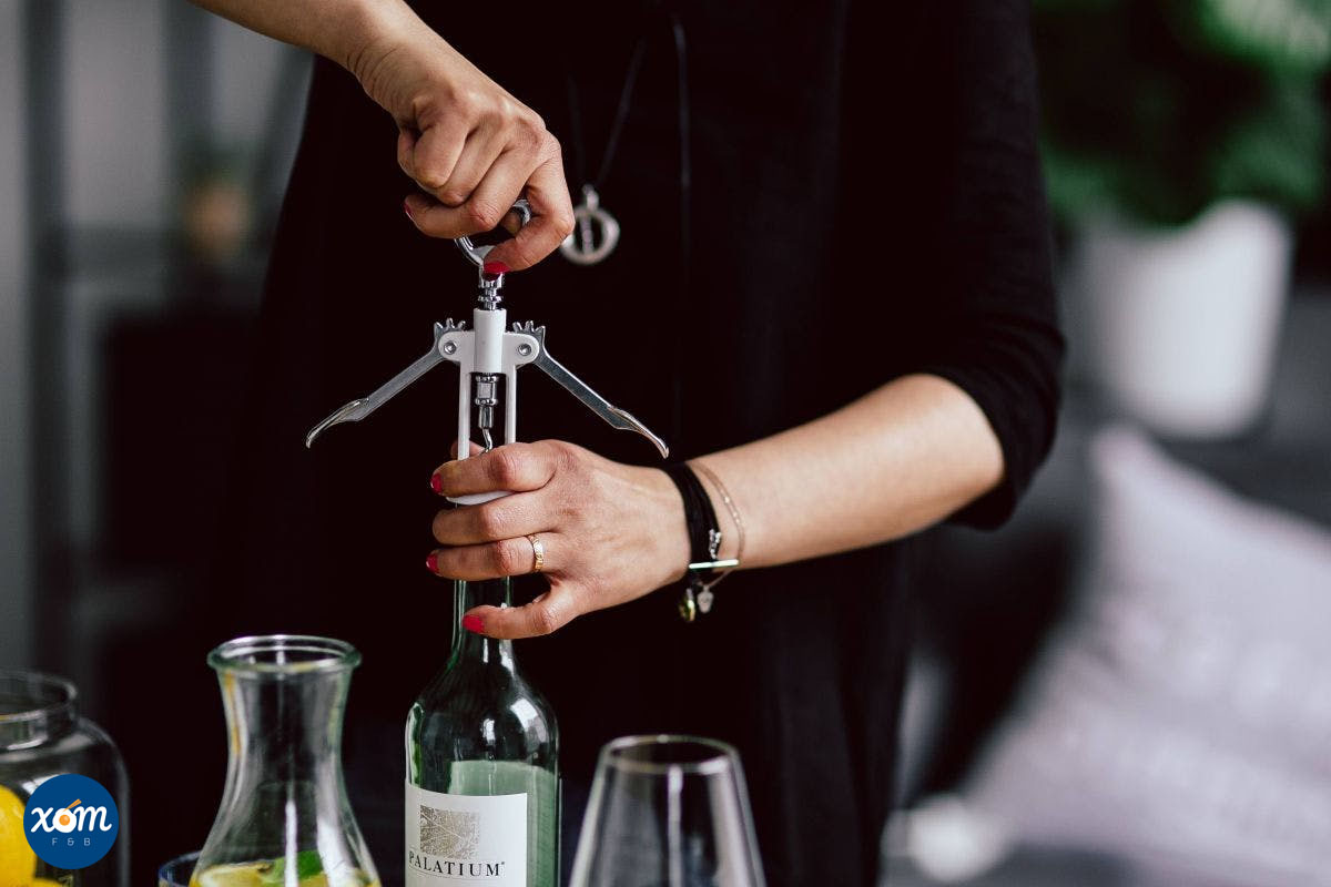 Các Phụ Kiện Cần Thiết Để Phục Vụ Rượu Vang Các Phụ Kiện Cần Thiết Để Phục Vụ Rượu Vang 