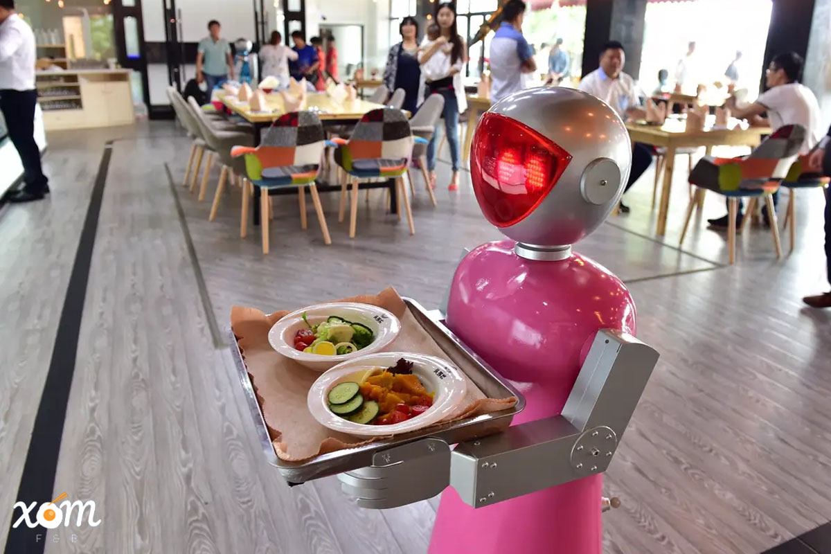 Nhà Hàng Cao Cấp Tận Dụng Công Nghệ Giải Quyết Vấn Đề Thiếu Nhân Lực